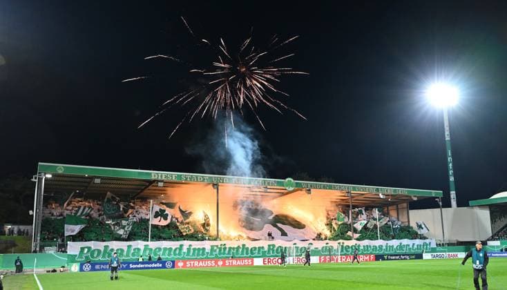 29.10.2025 - Fussball - Saison 2025 2026 - DFB Pokal Vereinspokal - 02. Runde: SpVgg Greuther Fürth ( Kleeblatt ) - 1. FC Kaiserslautern FCK ( Rote Teufel ) - Sportfoto Zink - xwoxzix - regulations prohibit any use of photographs as image sequences and or quasi-video - Choreo Choreografie - Pyro Pyrotechnik Bengalos Bengalfackel Rauch - Greutherfürthfans Fans Fanblock Kleeblattfans - Feuerwerk *** 29 10 2025 Soccer Season 2025 2026 DFB Pokal Club Cup 02 Round SpVgg Greuther Fürth Kleeblatt 1 FC Kaiserslautern FCK Rote Teufel Sportfoto Zink xwoxzix regulations prohibit any use of photographs as image sequences and or quasi video Choreo Choreography Pyro Pyrotechnik Bengalos Bengalfackel Rauch Greutherfürthfans Fans Fanblock Kleeblattfans Feuerwerk