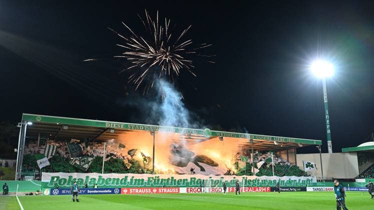 29.10.2025 - Fussball - Saison 2025 2026 - DFB Pokal Vereinspokal - 02. Runde: SpVgg Greuther Fürth ( Kleeblatt ) - 1. FC Kaiserslautern FCK ( Rote Teufel ) - Sportfoto Zink - xwoxzix - regulations prohibit any use of photographs as image sequences and or quasi-video - Choreo Choreografie - Pyro Pyrotechnik Bengalos Bengalfackel Rauch - Greutherfürthfans Fans Fanblock Kleeblattfans - Feuerwerk