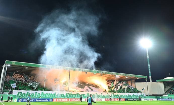 29.10.2025 - Fussball - Saison 2025 2026 - DFB Pokal Vereinspokal - 02. Runde: SpVgg Greuther Fürth ( Kleeblatt ) - 1. FC Kaiserslautern FCK ( Rote Teufel ) - Sportfoto Zink - xwoxzix - regulations prohibit any use of photographs as image sequences and or quasi-video - Choreo Choreografie - Pyro Pyrotechnik Bengalos Bengalfackel Rauch - Greutherfürthfans Fans Fanblock Kleeblattfans - Feuerwerk