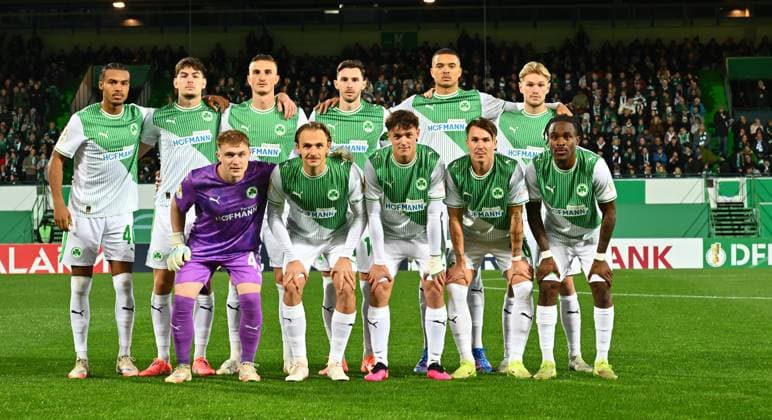 29.10.2025 - Fussball - Saison 2025 2026 - DFB Pokal Vereinspokal - 02. Runde: SpVgg Greuther Fürth ( Kleeblatt ) - 1. FC Kaiserslautern FCK ( Rote Teufel ) - Sportfoto Zink - xwoxzix - regulations prohibit any use of photographs as image sequences and or quasi-video - Mannschaft Team Fürth vor Spielbeginn - von links : David Abrangao (40, SpVgg Greuther Fürth ) Reno Münz Muenz (5, SpVgg Greuther Fürth ) Silas Prüfrock (43, SpVgg Greuther Fürth ) Philipp Ziereis (4, SpVgg Greuther Fürth ) Mathias Flaga Olesen (8, SpVgg Greuther Fürth ) Branimir Hrgota (10, SpVgg Greuther Fürth ) Lukas Reich (2, SpVgg Greuther Fürth ) Maximilian Solomon Dietz (33, SpVgg Greuther Fürth ) Felix Klaus (30, SpVgg Greuther Fürth ) Marco John (24, SpVgg Greuther Fürth ) Noel Futkeu (9, SpVgg Greuther Fürth )