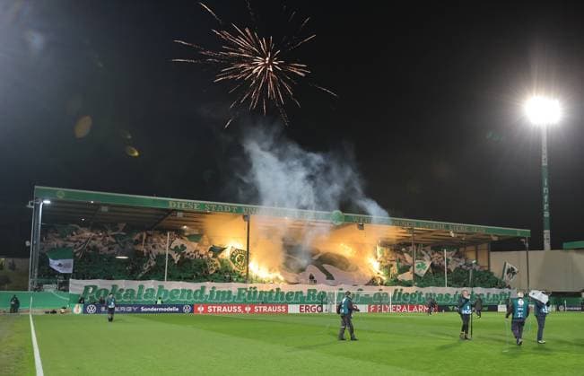 29.10.2025 - Fussball - Saison 2025 2026 - DFB Pokal Vereinspokal - 02. Runde: SpVgg Greuther Fürth ( Kleeblatt ) - 1. FC Kaiserslautern FCK ( Rote Teufel ) - Sportfoto Zink DaMa - xdaxmax - regulations prohibit any use of photographs as image sequences and or quasi-video - Pyrotechnik Pyro Bengalfackel Bengalfackeln Rauch im Heimblock der Kleeblattfans