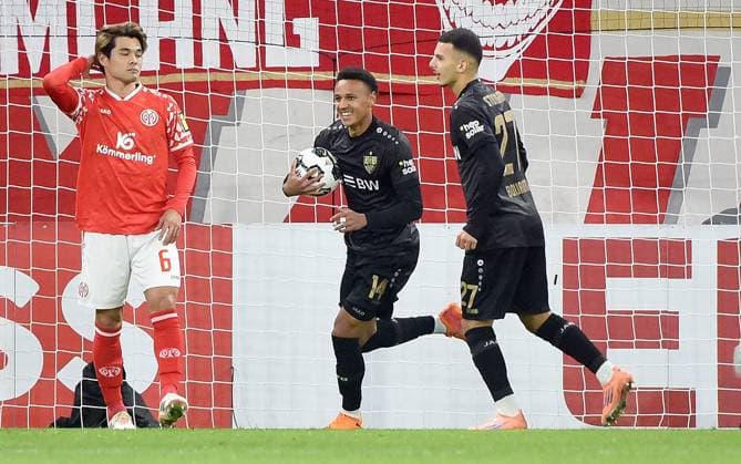29.10.2025, xhbx, Fussball DFB Pokal 2.Runde, FSV Mainz 05 - VfB Stuttgart v.l. Torjubel, Goal celebration, celebrate the goal 0:1 durch Luca Jaquez (VfB Stuttgart) (DFL DFB REGULATIONS PROHIBIT ANY USE OF PHOTOGRAPHS as IMAGE SEQUENCES and or QUASI-VIDEO) Mainz