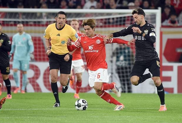 29.10.2025, xhbx, Fussball DFB Pokal 2.Runde, FSV Mainz 05 - VfB Stuttgart v.l. Deniz Aytekin (DFB Schiedsrichter), Kaishu Sano (FSV Mainz 05) (DFL DFB REGULATIONS PROHIBIT ANY USE OF PHOTOGRAPHS as IMAGE SEQUENCES and or QUASI-VIDEO) Mainz
