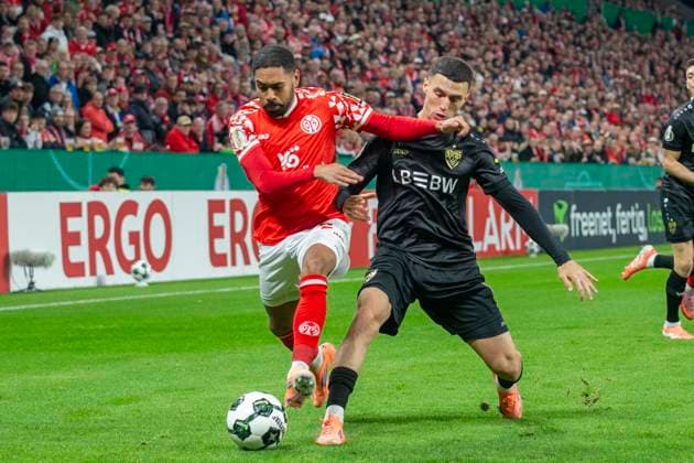 GER, Mainz, Fußball, DFB-Pokal, 2. Hauptrunde, FSV Mainz 05 vs. VFB Stuttgart im Bild v.l.: Phillipp Mwene (FSV Mainz 05 02), Bilal El Khannouss (VFB Stuttgart 11), Zweikampf 29.10.2025, MEWA-Arena Mainz DFB REGULATIONS PROHIBIT ANY USE OF PHOTOGRAPHS AS IMAGE SEQUENCES AND OR QUASI-VIDEO, Copyright: HMBxMedia PaulxFritz