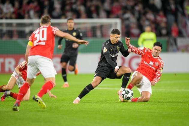 Fußball, DFB Pokal, 20251029, FSV Mainz 05 - VfB Stuttgart. Im Bild v.l. Badredine BOUANANI (Suttgart, 27), Nadiem AMIRI (Mainz, 10) Grätsche Zweikampf Ball. Mainz MEWA Arena Rheinland-Pfalz Deutschland Copyright: Passion2Press MarkusxFischerx