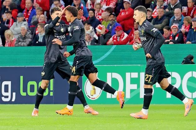 Mainz, Deutschland 29. Oktober 2025: DFB Pokal - 2025 2026 - 1. FSV Mainz 05 vs. VfB Stuttgart Im Bild: Torschütze Luca Jaquez (Stuttgart)(2.v.li.) freut sich über sein Tor zum 0:1. DFB regulations prohibit any use of photographs as image sequences and or quasi-video Mewa Arena Rheinland Pfalz Copyright: xFotostandx xRacochax
