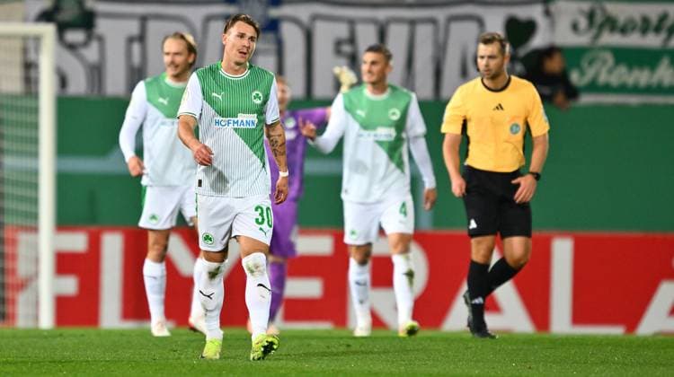 29.10.2025 - Fussball - Saison 2025 2026 - DFB Pokal Vereinspokal - 02. Runde: SpVgg Greuther Fürth ( Kleeblatt ) - 1. FC Kaiserslautern FCK ( Rote Teufel ) - Sportfoto Zink - xwoxzix - regulations prohibit any use of photographs as image sequences and or quasi-video - Felix Klaus (30, SpVgg Greuther Fürth ) enttäuscht Enttäuschung nach Gegentor Tor zum 0:1