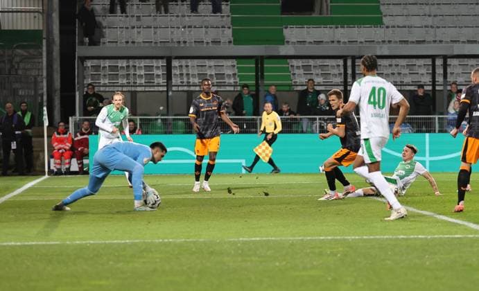 29.10.2025 - Fussball - Saison 2025 2026 - DFB Pokal Vereinspokal - 02. Runde: SpVgg Greuther Fürth ( Kleeblatt ) - 1. FC Kaiserslautern FCK ( Rote Teufel ) - Sportfoto Zink DaMa - xdaxmax - regulations prohibit any use of photographs as image sequences and or quasi-video - Felix Klaus (30, SpVgg Greuther Fürth ) mit Torschuss gg Simon Simoni (25, 1. FC Kaiserslautern FCK )