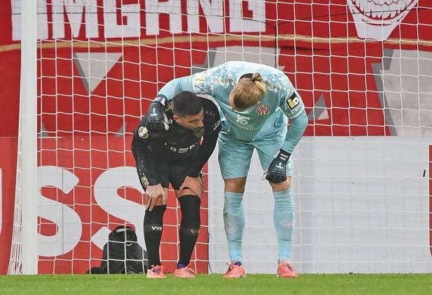 29.10.2025, xhbx, Fussball DFB Pokal 2.Runde, FSV Mainz 05 - VfB Stuttgart v.l. Deniz Undav (VfB Stuttgart), Robin Zentner (FSV Mainz 05) (DFL DFB REGULATIONS PROHIBIT ANY USE OF PHOTOGRAPHS as IMAGE SEQUENCES and or QUASI-VIDEO) Mainz