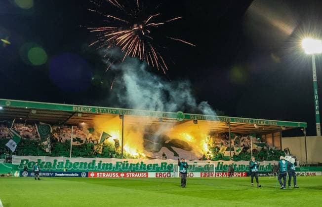 Stadionchoreografie mit Feuerwerk der Fuerther Fans, SpVgg Greuther Fuerth vs. 1. FC Kaiserslautern, Fussball, Maenner, DFL, DFB-Pokal, Saison 2025 2026, Sportpark Ronhof Thomas Sommer, Zweite Runde, 29.10.2025 Fuerth Bayern Deutschland