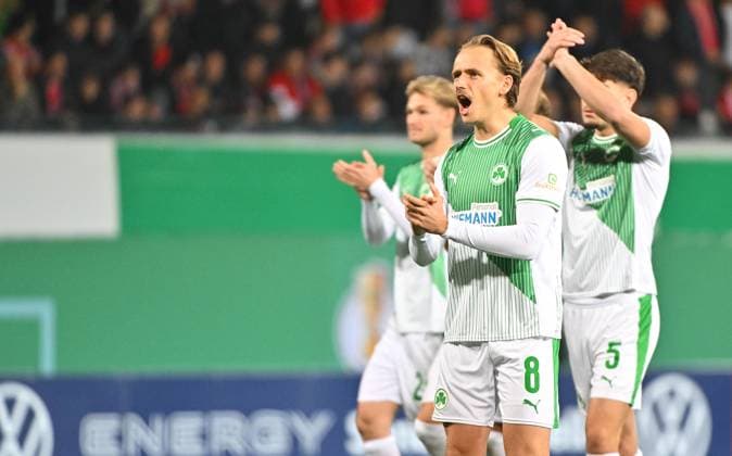 29.10.2025 - Fussball - Saison 2025 2026 - DFB Pokal Vereinspokal - 02. Runde: SpVgg Greuther Fürth ( Kleeblatt ) - 1. FC Kaiserslautern FCK ( Rote Teufel ) - Sportfoto Zink MeZi - xmexzix - regulations prohibit any use of photographs as image sequences and or quasi-video - Mathias Flaga Olesen (8, SpVgg Greuther Fürth ) Jubel Freude