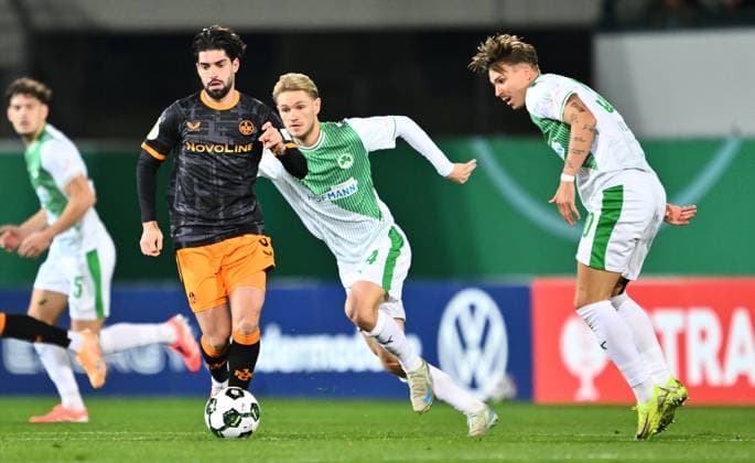 29.10.2025 - Fussball - Saison 2025 2026 - DFB Pokal Vereinspokal - 02. Runde: SpVgg Greuther Fürth ( Kleeblatt ) - 1. FC Kaiserslautern FCK ( Rote Teufel ) - Sportfoto Zink - xwoxzix - regulations prohibit any use of photographs as image sequences and or quasi-video - Semih Sahin (8, 1. FC Kaiserslautern FCK ) Marco John (24, SpVgg Greuther Fürth ) Felix Klaus (30, SpVgg Greuther Fürth )