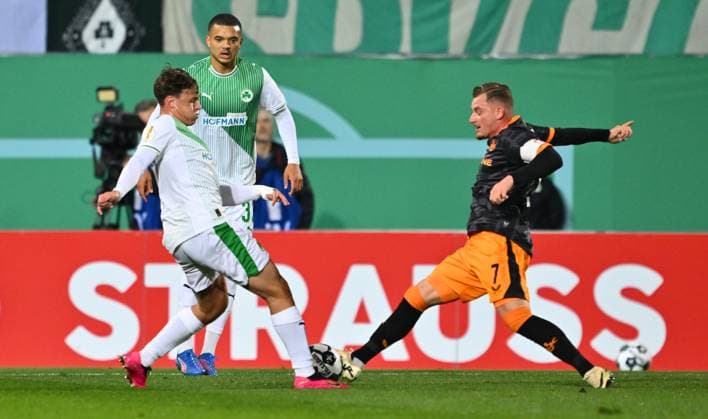 29.10.2025 - Fussball - Saison 2025 2026 - DFB Pokal Vereinspokal - 02. Runde: SpVgg Greuther Fürth ( Kleeblatt ) - 1. FC Kaiserslautern FCK ( Rote Teufel ) - Sportfoto Zink - xwoxzix - regulations prohibit any use of photographs as image sequences and or quasi-video - Lukas Reich (2, SpVgg Greuther Fürth ) Marlon Ritter (7, 1. FC Kaiserslautern FCK ) - Zweikampf vor Gegentor Tor zum 0:1