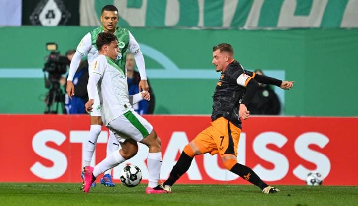 29.10.2025 - Fussball - Saison 2025 2026 - DFB Pokal Vereinspokal - 02. Runde: SpVgg Greuther Fürth ( Kleeblatt ) - 1. FC Kaiserslautern FCK ( Rote Teufel ) - Sportfoto Zink - xwoxzix - regulations prohibit any use of photographs as image sequences and or quasi-video - Lukas Reich (2, SpVgg Greuther Fürth ) Marlon Ritter (7, 1. FC Kaiserslautern FCK ) Zweikampf vor Gegentor Tor zum 0:1
