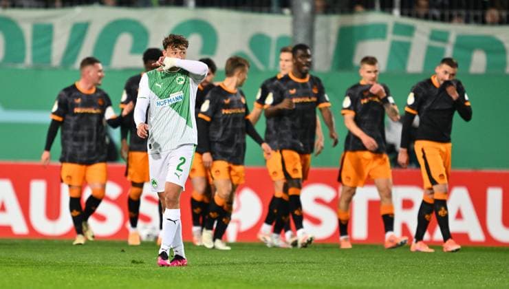 29.10.2025 - Fussball - Saison 2025 2026 - DFB Pokal Vereinspokal - 02. Runde: SpVgg Greuther Fürth ( Kleeblatt ) - 1. FC Kaiserslautern FCK ( Rote Teufel ) - Sportfoto Zink - xwoxzix - regulations prohibit any use of photographs as image sequences and or quasi-video - Lukas Reich (2, SpVgg Greuther Fürth ) enttäuscht Enttäuschung nach Gegentor Tor zum 0:1 durch Naatan Skyttä (15, 1. FC Kaiserslautern FCK )