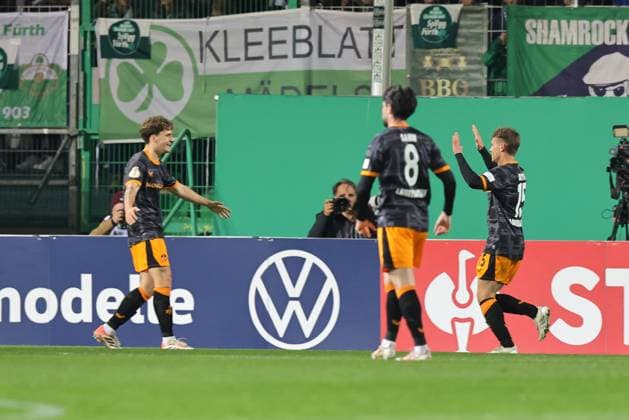 29.10.2025 - Fussball - Saison 2025 2026 - DFB Pokal Vereinspokal - 02. Runde: SpVgg Greuther Fürth ( Kleeblatt ) - 1. FC Kaiserslautern FCK ( Rote Teufel ) - Sportfoto Zink DaMa - xdaxmax - regulations prohibit any use of photographs as image sequences and or quasi-video - Jubel Freude Torjubel nach Tor zum 0:1 - Naatan Skyttä (15, 1. FC Kaiserslautern FCK ) und Mannschaft Team jubelt freut sich - Torschütze: Naatan Skyttä (15, 1. FC Kaiserslautern FCK )