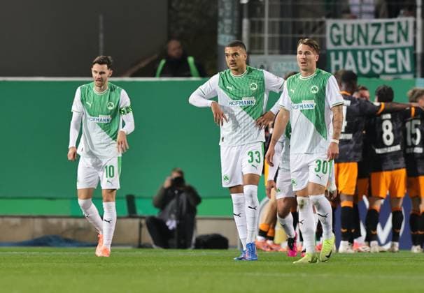 29.10.2025 - Fussball - Saison 2025 2026 - DFB Pokal Vereinspokal - 02. Runde: SpVgg Greuther Fürth ( Kleeblatt ) - 1. FC Kaiserslautern FCK ( Rote Teufel ) - Sportfoto Zink DaMa - xdaxmax - regulations prohibit any use of photographs as image sequences and or quasi-video - Branimir Hrgota (10, SpVgg Greuther Fürth ) Maximilian Solomon Dietz (33, SpVgg Greuther Fürth ) Felix Klaus (30, SpVgg Greuther Fürth ) und Mannschaft Team der SpVgg Greuther Fürth enttäuscht Enttäuschung nach Gegentor