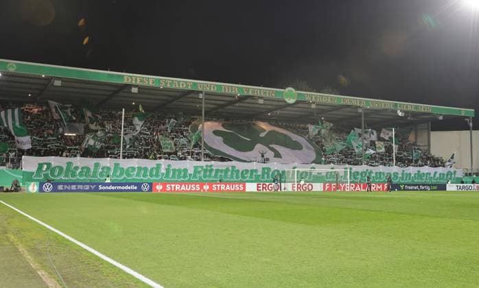 29.10.2025 - Fussball - Saison 2025 2026 - DFB Pokal Vereinspokal - 02. Runde: SpVgg Greuther Fürth ( Kleeblatt ) - 1. FC Kaiserslautern FCK ( Rote Teufel ) - Sportfoto Zink DaMa - xdaxmax - regulations prohibit any use of photographs as image sequences and or quasi-video - Symbolbild Symbolfoto Feature Impression - Choreografie der Kleeblattfans vor Spielbeginn