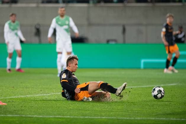 -SpVgg Greuther Fürth vs. 1. FC Kaiserslautern, Sportpark Ronhof Football, German Cup -SpVgg Greuther Fürth vs. 1. FC Kaiserslautern 29 Oct 2025 Sportpark Ronhof, Fürth, Germany Image: Naatan Skyttä (1. FC Kaiserslautern) with a sliding goal to the 0:1, kicking the ball passed Fürth GK Silas Prüfrock. DFL REGULATIONS PROHIBIT ANY USE OF PHOTOGRAPHS AS IMAGE SEQUENCES AND OR QUASI-VIDEO Fürth Sportpark Ronhof Bayern Germany Copyright: xPresseFotoxEvansx