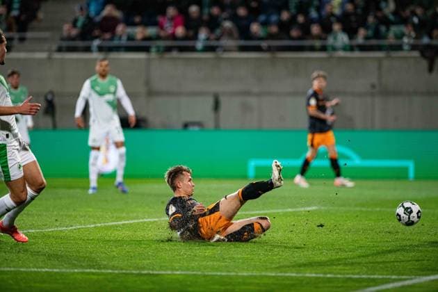 -SpVgg Greuther Fürth vs. 1. FC Kaiserslautern, Sportpark Ronhof Football, German Cup -SpVgg Greuther Fürth vs. 1. FC Kaiserslautern 29 Oct 2025 Sportpark Ronhof, Fürth, Germany Image: Naatan Skyttä (1. FC Kaiserslautern) with a sliding goal to the 0:1, kicking the ball passed Fürth GK Silas Prüfrock. DFL REGULATIONS PROHIBIT ANY USE OF PHOTOGRAPHS AS IMAGE SEQUENCES AND OR QUASI-VIDEO Fürth Sportpark Ronhof Bayern Germany Copyright: xPresseFotoxEvansx