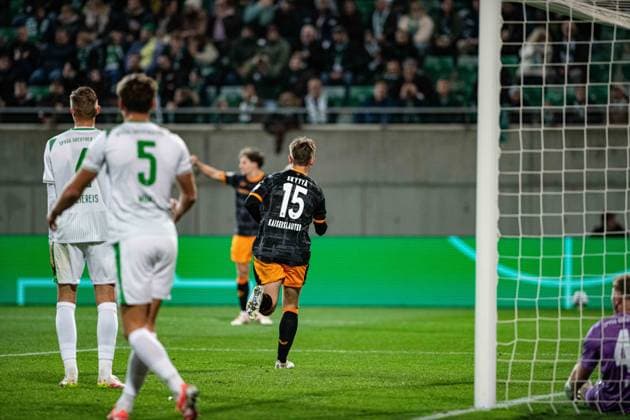 -SpVgg Greuther Fürth vs. 1. FC Kaiserslautern, Sportpark Ronhof Football, German Cup -SpVgg Greuther Fürth vs. 1. FC Kaiserslautern 29 Oct 2025 Sportpark Ronhof, Fürth, Germany Image: Naatan Skyttä (1. FC Kaiserslautern) runs to his teammates to celebrate his goal to the 0:1. DFL REGULATIONS PROHIBIT ANY USE OF PHOTOGRAPHS AS IMAGE SEQUENCES AND OR QUASI-VIDEO Fürth Sportpark Ronhof Bayern Germany Copyright: xPresseFotoxEvansx