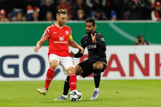 Silvan Dominic Widmer (FSV Mainz 05) im Zweikampf mit Lorenz Assignon (VFB Stuttgart), FSV Mainz 05 vs VFB Stuttgart, Fussball, DFB Pokal, 2. Runde, Saison 2025 2026, 29.10.2025 DFB regulations prohibit any use of photographs as image sequences and or quasi-video. FSV Mainz 05 vs VFB Stuttgart, Fussball, DFB Pokal, 2. Runde, Saison 2025 2026, 29.10.2025 Copyright: xEibner-Pressefoto AlexanderxNeisx EP_ANS