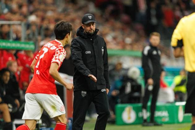Sebastian Hoeness (VFB Stuttgart) und Jae Sung Lee (FSV Mainz 05), FSV Mainz 05 vs VFB Stuttgart, Fussball, DFB Pokal, 2. Runde, Saison 2025 2026, 29.10.2025 DFB regulations prohibit any use of photographs as image sequences and or quasi-video. FSV Mainz 05 vs VFB Stuttgart, Fussball, DFB Pokal, 2. Runde, Saison 2025 2026, 29.10.2025 Copyright: xEibner-Pressefoto AlexanderxNeisx EP_ANS