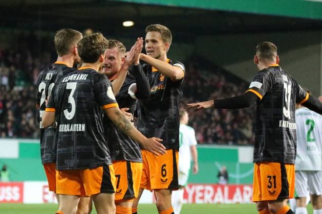 29.10.2025, xmohx, Fussball DFB Pokal 2.Runde, SpVgg Greuther Fuerth - 1-FC Kaiserslautern v.l. Torjubel nach dem Tor zum celebrating the goal celebrate 0:1 durch Naatan Mikael Skyttä (1. FC Kaiserslautern) (DFL DFB REGULATIONS PROHIBIT ANY USE OF PHOTOGRAPHS as IMAGE SEQUENCES and or QUASI-VIDEO) Fuerth