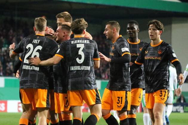 29.10.2025, xmohx, Fussball DFB Pokal 2.Runde, SpVgg Greuther Fuerth - 1-FC Kaiserslautern v.l. Torjubel nach dem Tor zum celebrating the goal celebrate 0:1 durch Naatan Mikael Skyttä (1. FC Kaiserslautern) (DFL DFB REGULATIONS PROHIBIT ANY USE OF PHOTOGRAPHS as IMAGE SEQUENCES and or QUASI-VIDEO) Fuerth