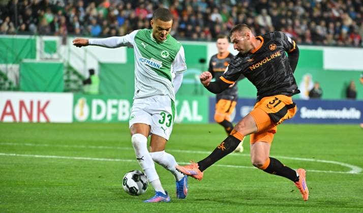 29.10.2025 - Fussball - Saison 2025 2026 - DFB Pokal Vereinspokal - 02. Runde: SpVgg Greuther Fürth ( Kleeblatt ) - 1. FC Kaiserslautern FCK ( Rote Teufel ) - Sportfoto Zink MeZi - xmexzix - regulations prohibit any use of photographs as image sequences and or quasi-video - Maximilian Solomon Dietz (33, SpVgg Greuther Fürth ) Luca Sirch (31, 1. FC Kaiserslautern FCK, rechts )