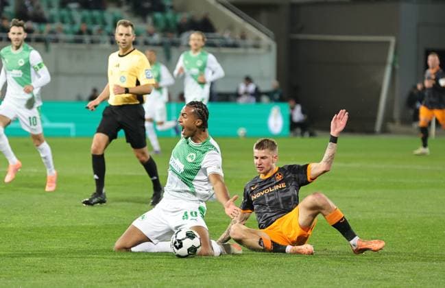 29.10.2025 - Fussball - Saison 2025 2026 - DFB Pokal Vereinspokal - 02. Runde: SpVgg Greuther Fürth ( Kleeblatt ) - 1. FC Kaiserslautern FCK ( Rote Teufel ) - Sportfoto Zink DaMa - xdaxmax - regulations prohibit any use of photographs as image sequences and or quasi-video - David Abrangao (40, SpVgg Greuther Fürth ) wird von Paul Joly (26, 1. FC Kaiserslautern FCK ) gefoult Foul