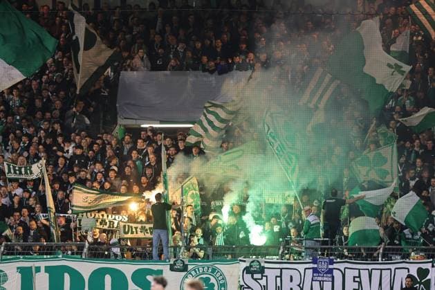 29.10.2025 - Fussball - Saison 2025 2026 - DFB Pokal Vereinspokal - 02. Runde: SpVgg Greuther Fürth ( Kleeblatt ) - 1. FC Kaiserslautern FCK ( Rote Teufel ) - Sportfoto Zink DaMa - xdaxmax - regulations prohibit any use of photographs as image sequences and or quasi-video - Symbolbild Symbolfoto Feature Impression - Pyrotechnik Pyro Bengalfackel Bengalfackeln Rauch der Kleeblattfans