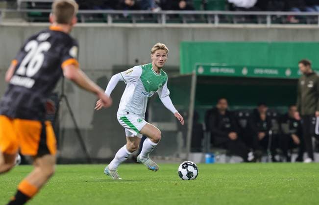 29.10.2025 - Fussball - Saison 2025 2026 - DFB Pokal Vereinspokal - 02. Runde: SpVgg Greuther Fürth ( Kleeblatt ) - 1. FC Kaiserslautern FCK ( Rote Teufel ) - Sportfoto Zink DaMa - xdaxmax - regulations prohibit any use of photographs as image sequences and or quasi-video - Marco John (24, SpVgg Greuther Fürth )