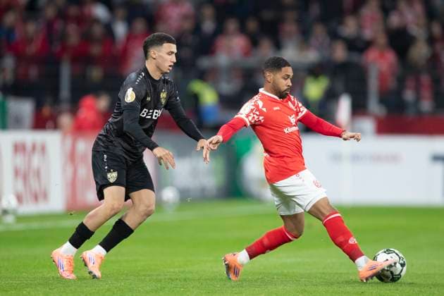 GER, Mainz, Fußball, DFB-Pokal, 2. Hauptrunde, FSV Mainz 05 vs. VFB Stuttgart im Bild v.l.: Bilal El Khannouss (VFB Stuttgart 11), Phillipp Mwene (FSV Mainz 05 02), Zweikampf 29.10.2025, MEWA-Arena Mainz DFB REGULATIONS PROHIBIT ANY USE OF PHOTOGRAPHS AS IMAGE SEQUENCES AND OR QUASI-VIDEO, Copyright: HMBxMedia PaulxFritz