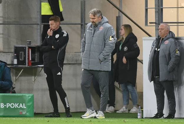 29.10.2025, xhbx, Fussball DFB Pokal 2.Runde, FSV Mainz 05 - VfB Stuttgart v.l. Co-Trainer Michael Silberbauer (FSV Mainz 05) enttaeuscht, enttaeuscht schauend, dissapointed (DFL DFB REGULATIONS PROHIBIT ANY USE OF PHOTOGRAPHS as IMAGE SEQUENCES and or QUASI-VIDEO) Mainz