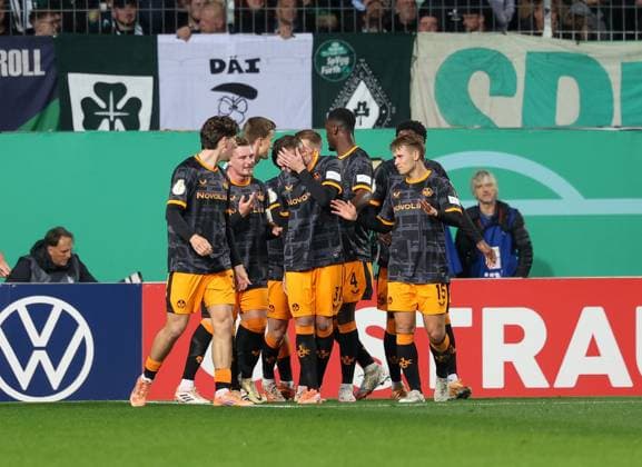 Torjubel der Mannschaft (1. FC Kaiserslautern) nach dem 0:1 durch Natan Skytta 15 (1. FC Kaiserslautern), SpVgg Greuther Fuerth vs. 1. FC Kaiserslautern, Fussball, Maenner, DFL, DFB-Pokal, Saison 2025 2026, Sportpark Ronhof Thomas Sommer, Zweite Runde, 29.10.2025 Fuerth Bayern Deutschland