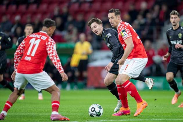 GER, Mainz, Fußball, DFB-Pokal, 2. Hauptrunde, FSV Mainz 05 vs. VFB Stuttgart im Bild v.l.: Armindo Sieb (FSV Mainz 05 11), Angelo Stiller (VFB Stuttgart 06), Dominik Kohr (FSV Mainz 05 31), Duell um den Ball 29.10.2025, MEWA-Arena Mainz DFB REGULATIONS PROHIBIT ANY USE OF PHOTOGRAPHS AS IMAGE SEQUENCES AND OR QUASI-VIDEO, Copyright: HMBxMedia PaulxFritz