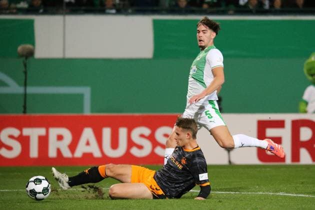 29.10.2025, xmohx, Fussball DFB Pokal 2.Runde, SpVgg Greuther Fuerth - 1-FC Kaiserslautern v.l. Naatan Mikael Skyttä (1. FC Kaiserslautern) Torschuetze, erzielt das Tor, Treffer, scores the goal 0:1 (DFL DFB REGULATIONS PROHIBIT ANY USE OF PHOTOGRAPHS as IMAGE SEQUENCES and or QUASI-VIDEO) Fuerth