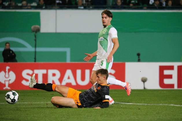 29.10.2025, xmohx, Fussball DFB Pokal 2.Runde, SpVgg Greuther Fuerth - 1-FC Kaiserslautern v.l. Naatan Mikael Skyttä (1. FC Kaiserslautern) Torschuetze, erzielt das Tor, Treffer, scores the goal 0:1 (DFL DFB REGULATIONS PROHIBIT ANY USE OF PHOTOGRAPHS as IMAGE SEQUENCES and or QUASI-VIDEO) Fuerth