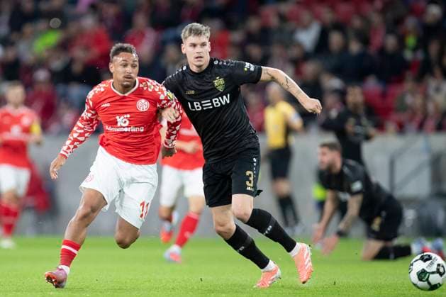 GER, Mainz, Fußball, DFB-Pokal, 2. Hauptrunde, FSV Mainz 05 vs. VFB Stuttgart im Bild v.l.: Armindo Sieb (FSV Mainz 05 11), Ramon Hendriks (VFB Stuttgart 03), Zweikampf 29.10.2025, MEWA-Arena Mainz DFB REGULATIONS PROHIBIT ANY USE OF PHOTOGRAPHS AS IMAGE SEQUENCES AND OR QUASI-VIDEO, Copyright: HMBxMedia PaulxFritz