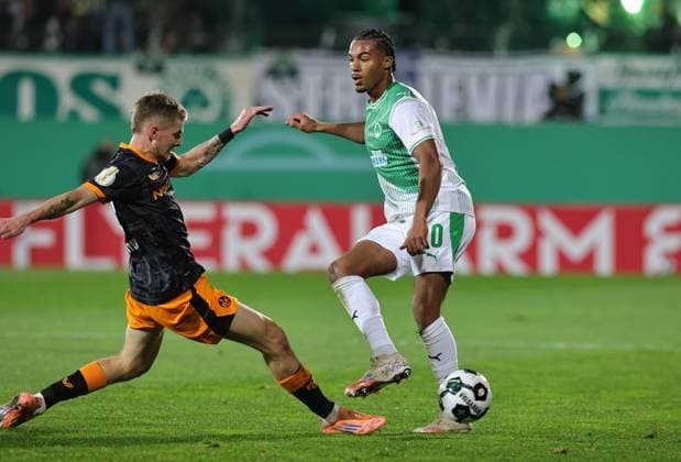 29.10.2025 - Fussball - Saison 2025 2026 - DFB Pokal Vereinspokal - 02. Runde: SpVgg Greuther Fürth ( Kleeblatt ) - 1. FC Kaiserslautern FCK ( Rote Teufel ) - Sportfoto Zink DaMa - xdaxmax - regulations prohibit any use of photographs as image sequences and or quasi-video - Paul Joly (26, 1. FC Kaiserslautern FCK ) David Abrangao (40, SpVgg Greuther Fürth )