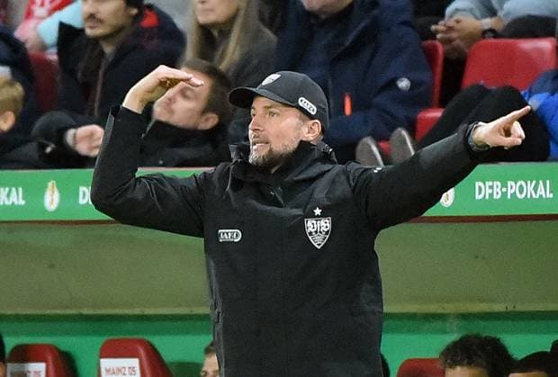 29.10.2025, xhbx, Fussball DFB Pokal 2.Runde, FSV Mainz 05 - VfB Stuttgart v.l. Trainer Sebastian Hoeneß (VfB Stuttgart) gibt Anweisungen, gestikuliert, mit den Armen gestikulieren gives instructions, gesticulate. (DFL DFB REGULATIONS PROHIBIT ANY USE OF PHOTOGRAPHS as IMAGE SEQUENCES and or QUASI-VIDEO) Mainz