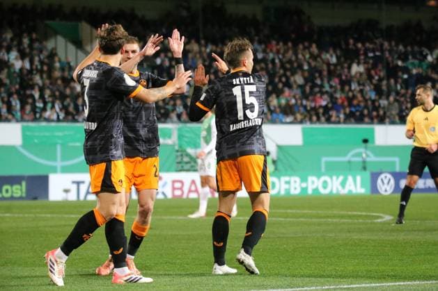 29.10.2025, xmohx, Fussball DFB Pokal 2.Runde, SpVgg Greuther Fuerth - 1-FC Kaiserslautern v.l. Torjubel nach dem Tor zum celebrating the goal celebrate 0:1 durch Naatan Mikael Skyttä (1. FC Kaiserslautern) (DFL DFB REGULATIONS PROHIBIT ANY USE OF PHOTOGRAPHS as IMAGE SEQUENCES and or QUASI-VIDEO) Fuerth