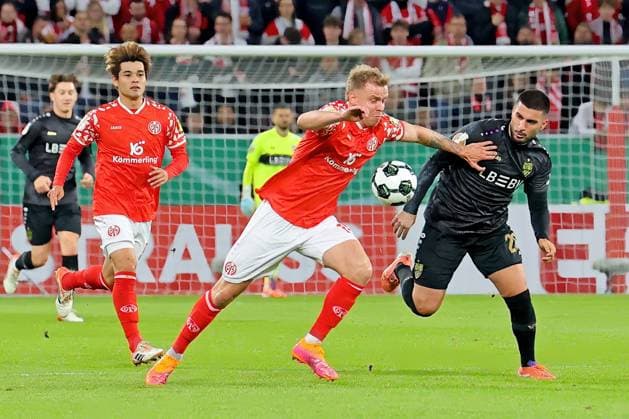 Mainz, Deutschland 29. Oktober 2025: DFB Pokal - 2025 2026 - 1. FSV Mainz 05 vs. VfB Stuttgart Im Bild: v. li. im Zweikampf Lennard Maloney (Mainz) gegen Deniz Undav (Stuttgart). DFB regulations prohibit any use of photographs as image sequences and or quasi-video Mewa Arena Rheinland Pfalz Copyright: xFotostandx xRacochax