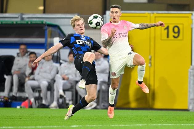 Paderborn, Home Deluxe Arena, 29.10.25, GER, Herren, DFB-Pokal, 2.Runde, Saison 2025-2026, SC Paderborn 07 - Bayer 04 Leverkusen Bild: v.li. im Zweikampf Mattes HANSEN (Paderborn) und ALEIX GARCIA (Leverkusen) DFB regulations prohibit any use of photographs as image sequences and or quasi-video. Nordrhein-Westfalen Deutschland