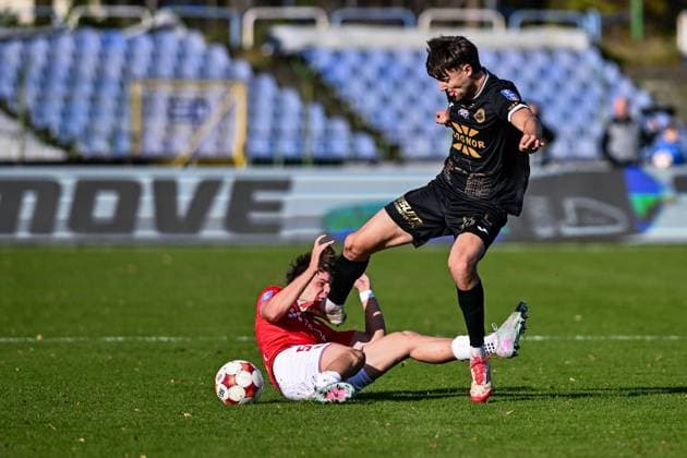 29.10.2025 KRAKOW STADION MIEJSKI UL. PTASZYCKIEGO 4 ( POLAND ) PILKA NOZNA ( FOOTBALL ) STS PUCHAR POLSKI SEZON 2025 2026 ( POLISH CUP 1 16 FINAL ) 1 16 FINALU MECZ HUTNIK KRAKOW - WISLA KRAKOW ( GAME ) NZ SZYMON KAWALA DANIEL HOYO-KOWALSKI FOTO MICHAL STANCZYK CYFRASPORT NEWSPIX.PL --- Newspix.pl POLAND OUT!  20251029CSMS0027