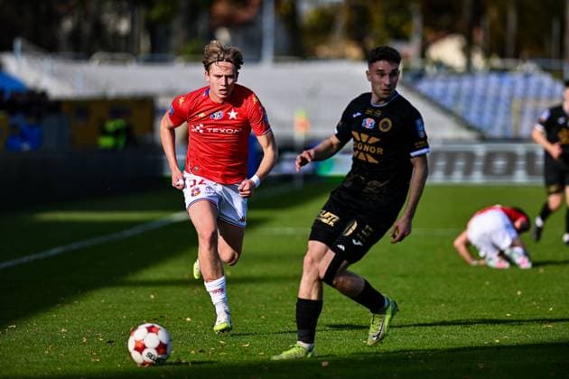 29.10.2025 KRAKOW STADION MIEJSKI UL. PTASZYCKIEGO 4 ( POLAND ) PILKA NOZNA ( FOOTBALL ) STS PUCHAR POLSKI SEZON 2025 2026 ( POLISH CUP 1 16 FINAL ) 1 16 FINALU MECZ HUTNIK KRAKOW - WISLA KRAKOW ( GAME ) NZ DANIEL HOYO-KOWALSKI JAKUB KRZYZANOWSKI FOTO MICHAL STANCZYK CYFRASPORT NEWSPIX.PL --- Newspix.pl POLAND OUT!  20251029CSMS0033