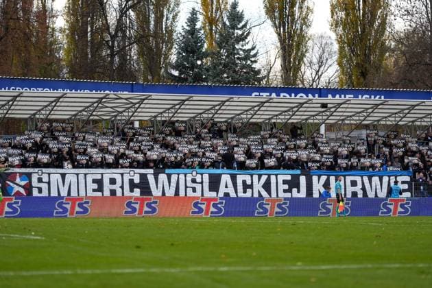 Pilka nozna STS Puchar Polski sezon 2025 2026 kolejka mecz: Hutnik Krakow - Wisla Krakow --- Football STS Polish Cup season 2025 2026 round match: Hutnik Krakow - Wisla Krakow nz. kibice hutnika krakow, wulgarny baner Fot. Igor Zadecki Arena Akcji NEWSPIX.PL --- newspix.pl POLAND OUT! 