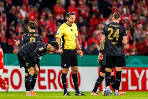 DFB Pokal: 1. FSV Mainz 05 vs. VfB Stuttgart, 29.10.2025 MAINZ, DEUTSCHLAND - OCTOBER 29: Referee Deniz Aytekin during the DFB Pokal match between DFB Pokal: 1. FSV Mainz 05 vs. VfB Stuttgart at MEWA Arena on matchday 2 of the DFB Pokal on October 29, 2025 in Mainz, Deutschland. DFL REGULATIONS PROHIBIT ANY USE OF PHOTOGRAPHS AS IMAGE SEQUENCES AND OR QUASI-VIDEO. Copyright: xBEAUTIFULxSPORTS Hahnex