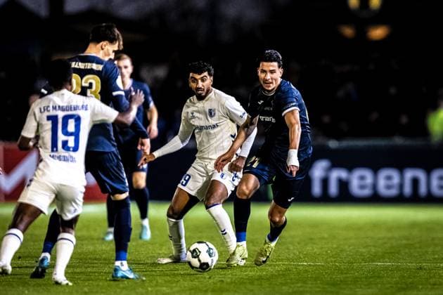 Fussball, Saison 2025 2026, DFB-Pokal, Vöhlinstadion Illertissen, 2. Runde, FV Illertissen - 1. FC Magdeburg, 29.10.2025 29.10.2025, Fussball, Saison 2025 2026, DFB-Pokal, Vöhlinstadion Illertissen, 2. Runde, FV Illertissen - 1. FC Magdeburg, v.l. 29 Rayan Ghrieb (1. FC Magdeburg), 21 Denis Milic (FV Illertissen) Foto: Lucca Fundel Illertissen Vöhlinstadion Bayern Deutschland